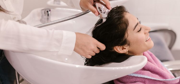 How to Wash Hair in a Bathtub